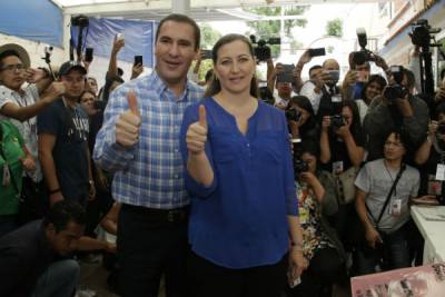 Moreno Valle emite su voto acompañado de su esposa