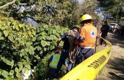 Hallan cadáver de mujer asesinada a golpes en barranca de Huauchinango