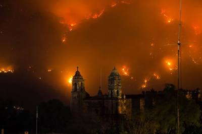 Apenas controlado 40% del incendio en la reserva del Tepozteco