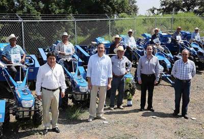 RMV inaugura espacios educativos y entrega apoyos al campo en Pahuatlán