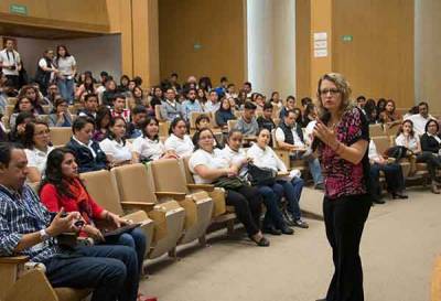 Inicia semana de la mujer en la BUAP con conferencia de Rinna Riesenfeld