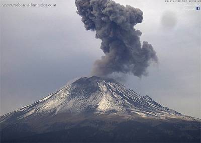 VIDEO: Nueva explosión del Popo lanza ceniza sobre Puebla