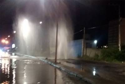 Fuga de agua alcanza 10 metros de altura en Camino al Batán