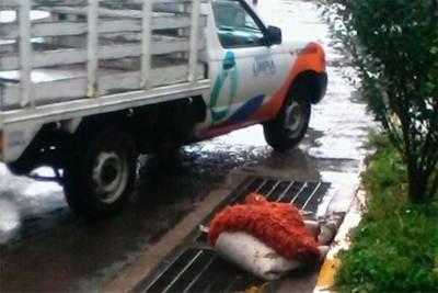 Drenaje de Puebla pudo colapsar por alfombra en alcantarilla