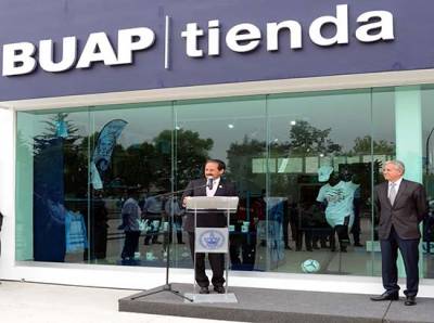 Rector Esparza Ortiz inaugura la tienda BUAP®