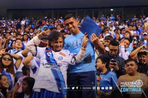 Pato Araujo encuentra y consiente a la fan más fiel del Club Puebla
