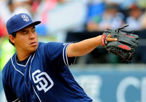 César Vargas, pitcher poblano, debutó con Padres de San Diego en Grandes Ligas