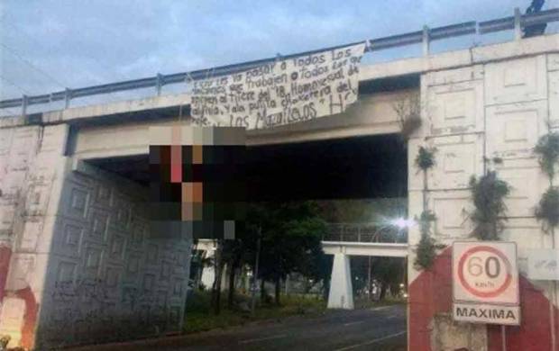 Cuelgan a tres hombres en puente vehicular de Tepic