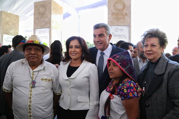 Tony Gali inaugura el Punto de Encuentro de Culturas en el Paseo de Gigantes