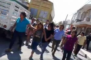 VIDEOS: Obligan a mujer a caminar descalza en Coapan, Puebla por una deuda