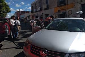 Dos lesionados dejó colisión en el centro de Puebla