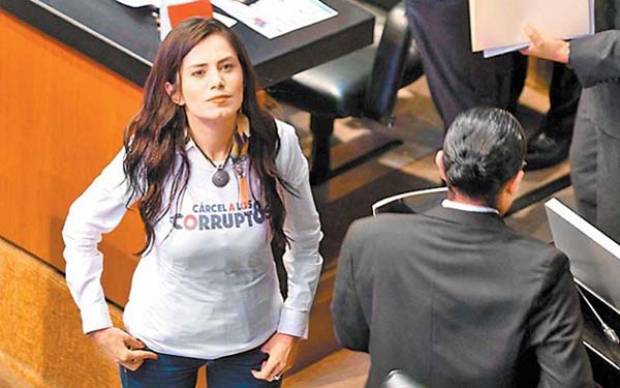 ¿Quién es la senadora que usa playeras para visibilizar temas?