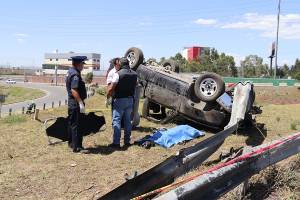 FOTOS: Muere al volcar su camioneta en el Periférico de Puebla