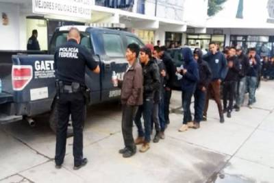 VIDEO: Policía Federal aseguró a 52 indocumentados y capturó a &quot;pollero&quot; en Puebla