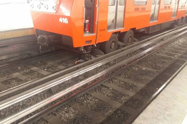 VIDEO: Cae en las vías y se salva de ser arrollado por el Metro