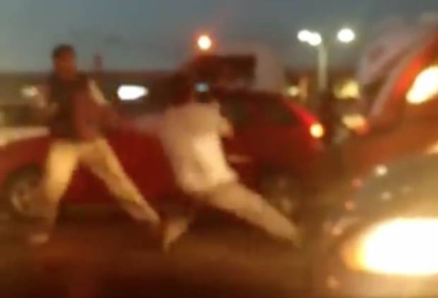 VIDEO: Empleados de VW golpean a conductor en el tráfico de la México-Puebla