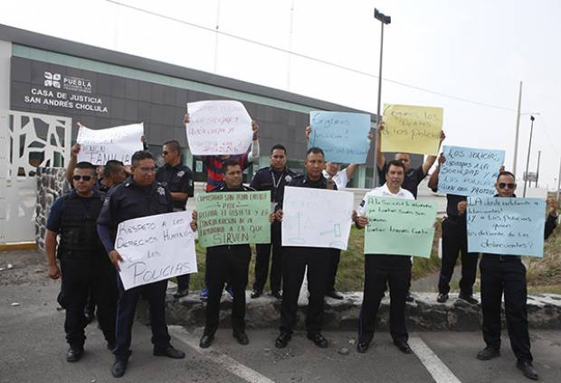 Policías de San Pedro Cholula protestan por injusta detención de uno de sus compañeros