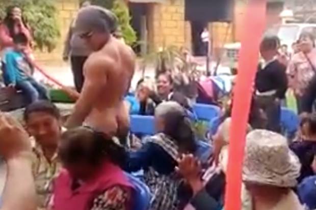 VIDEO: Edil de Tlalancaleca, Puebla, contrata strippers para festejar a mamás