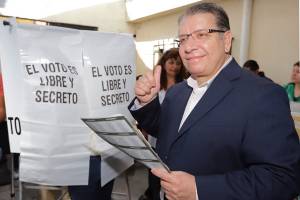 Enrique Doger vota y condena robo de boletas