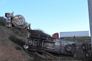 Volcadura de pipa provocó derrame de diesel en la autopista Puebla-Orizaba