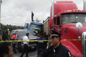 Chofer quedó prensado tras colisión entre camiones en el Periférico de Puebla
