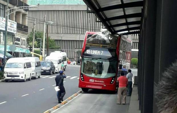 VIDEO: Metrobús de dos pisos choca contra techo en la CDMX