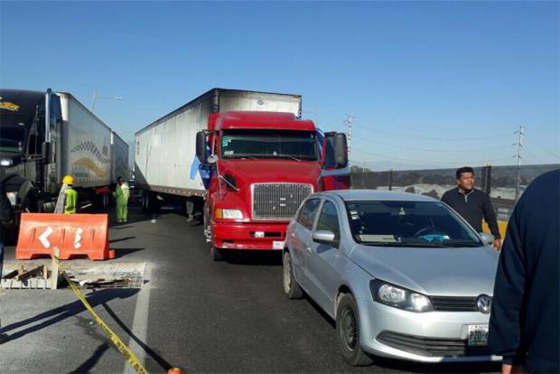 Balean y matan a trailero por resistirse a un asalto en la autopista Puebla-Orizaba