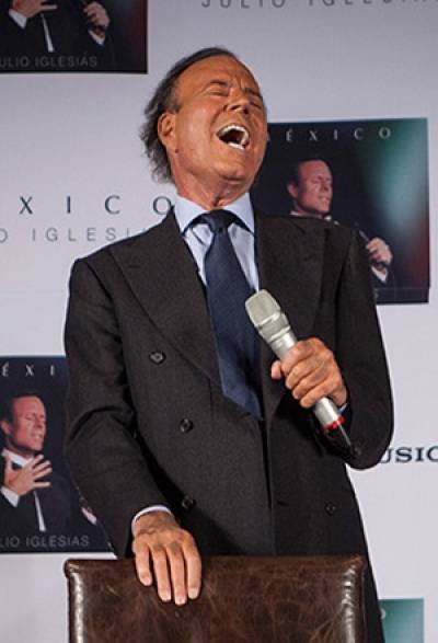 Julio Iglesias es demandado por autora del tema &quot;Me Olvidé de Vivir&quot;