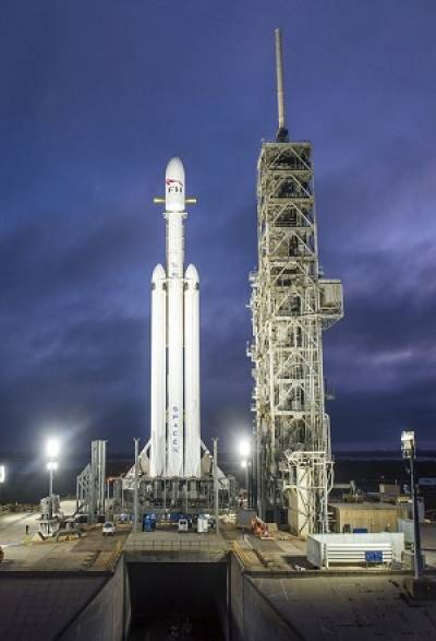 VIDEO: Falcon Heavy, de la empresa SpaceX, despegó con éxito