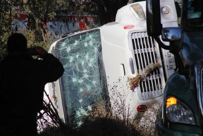 Controlan fuga de gas en pipa abandonada en carretera a Xalmimilulco