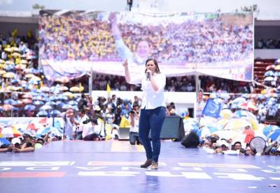 Martha Erika llena el estadio Zaragoza en su cierre de campaña