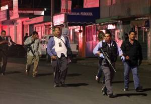 Muere policía y un civil en balacera registrada en Clavijero