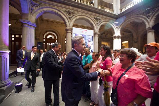 Despiden con mariachi a Mancera; promoverá coalición