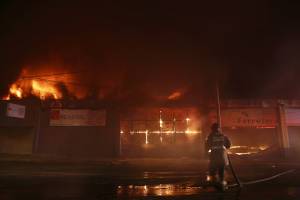 Incendio consume bodega en el Barrio de San Miguel