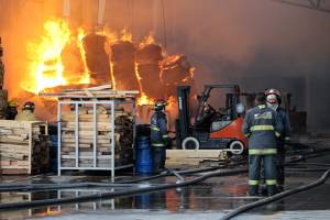 Sofocan incendio en empresa recicladora de madera en Sanctórum