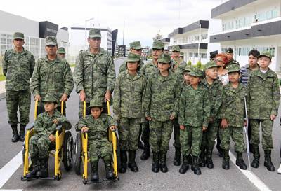 FOTOS: Niños con enfermedades crónicas fueron &quot;soldados por un día&quot; en Puebla