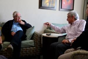 AMLO sostiene reunión con Noam Chomsky en Sonora