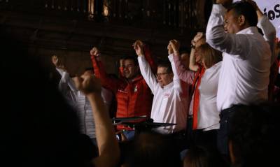 Enrique Doger arranca campaña en la plaza de la Democracia