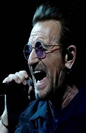 VIDEO: Bono se quedó sin voz en concierto en Alemania