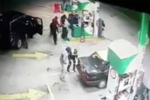 VIDEO: Comando armado asalta gasolinera en la Diagonal Defensores