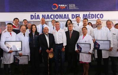 Tony Gali reconoce trayectoria de médicos poblanos