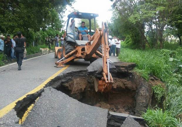 Tormenta “Calvin” paraliza refinería y deja inundaciones en Oaxaca