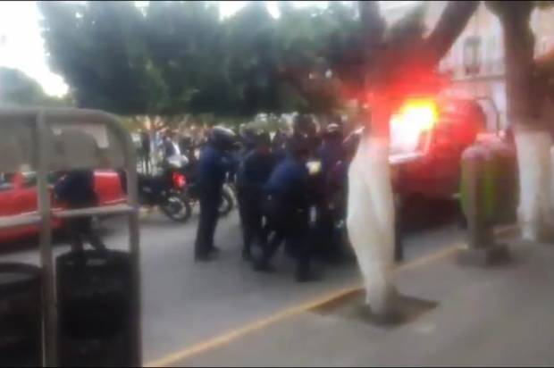 VIDEOS: Pleito entre policías municipales y agentes de Tránsito indigna a Tehuacán