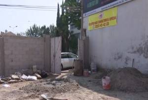 Localizan tres vehículos robados en estacionamiento falso de la Feria de Puebla