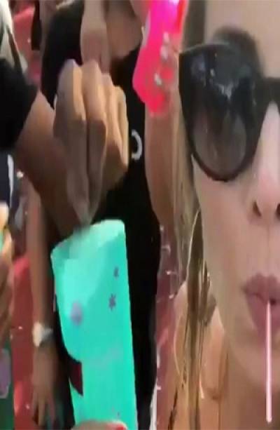 VIDEO: Mujeres captan momento en que colocan droga a su bebida