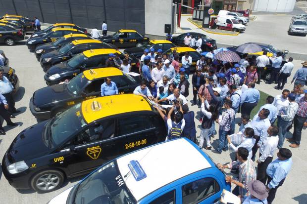 Eduardo Rivera da soluciones de frente a taxistas