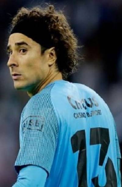 Memo Ochoa presume cambio de imagen