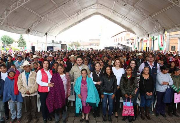 Dinorah López de Gali entrega apoyos a las familias de la Sierra Norte