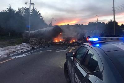 Cierran la autopista Puebla-Córdoba por choque entre ADO y pipa cargada con aceite