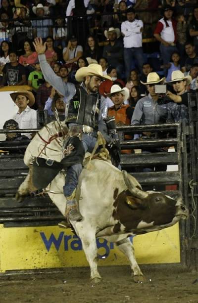 Feria de Puebla 2018: Cuernos Chuecos puso a vibrar a los poblanos